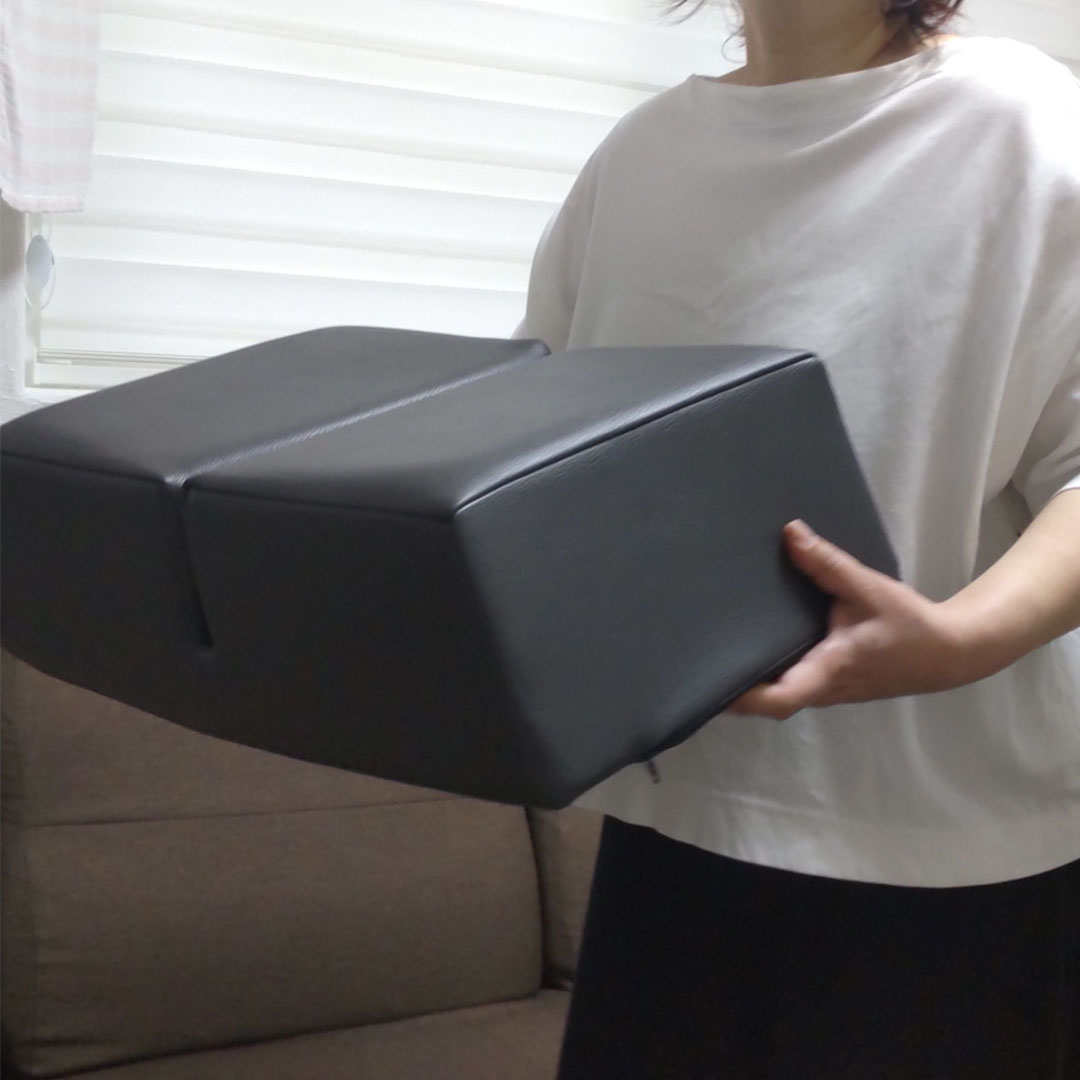 サンドステッパーの重さを確認している写真